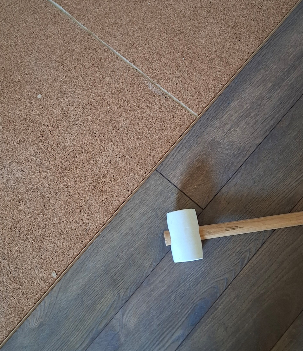 Featured image of post Laying laminate panels: the floor saga continues